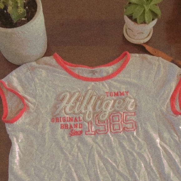Vintage Tommy Hilfiger T-shirt - Picture 2 of 4